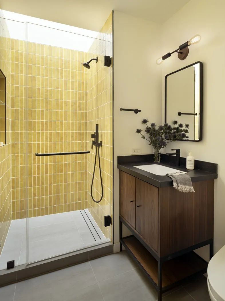 934 Raintree Hall bathroom