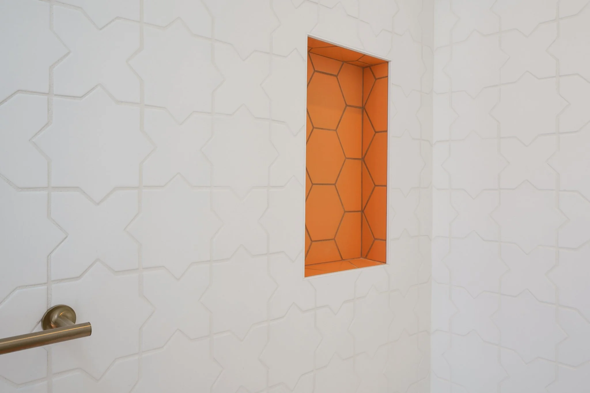 Shower with orange recessed shelf